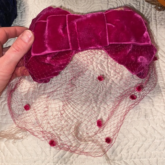 Gorgeous Vintage Hat box with assorted hats including Fur hats - Picture 9 of 15